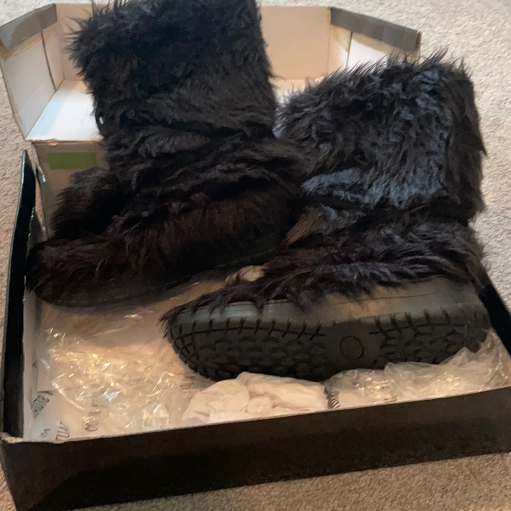 Never worn Colin Stuart black fuzzy boot size 8